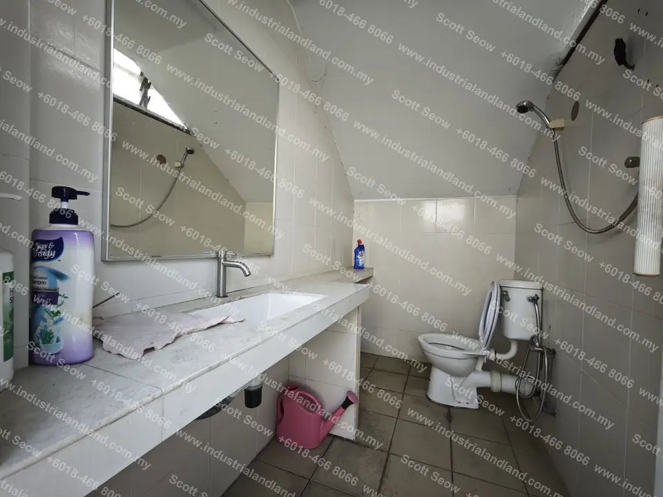 Lorong Perusahaan Maju Factory Bathroom
