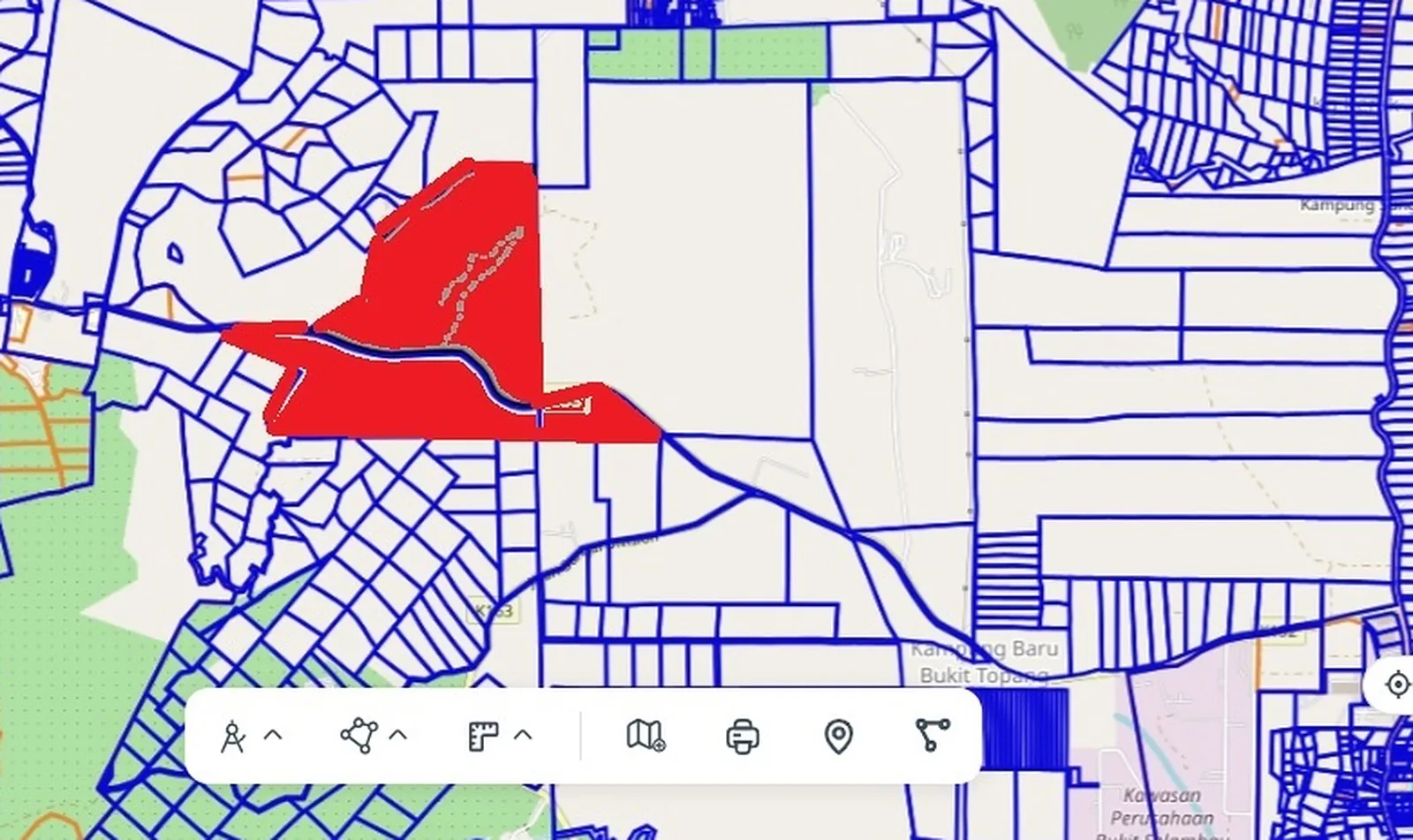 The three titles (red) as plotted by EdgeProp’s EPIQ: a block about 2.3 km across, split by a stream, with state road K163 at its south-west corner, Kampung Baru Bukit Topang to the south-east and the Bukit Selambau industrial area beyond. Map: EdgeProp EPIQ