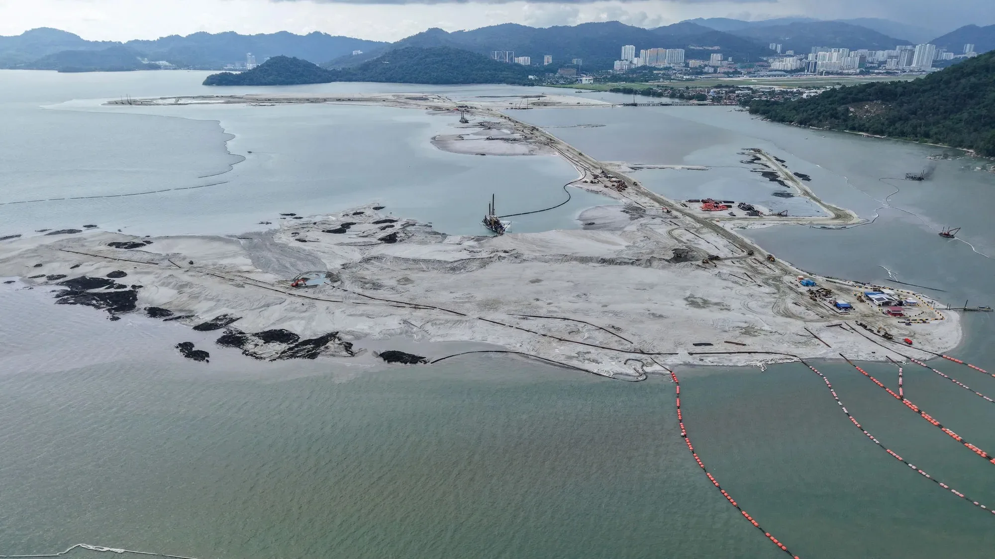 槟城硅岛：常设记录: 已填480英亩、投入19亿令吉、轻快铁车厂用地已移交