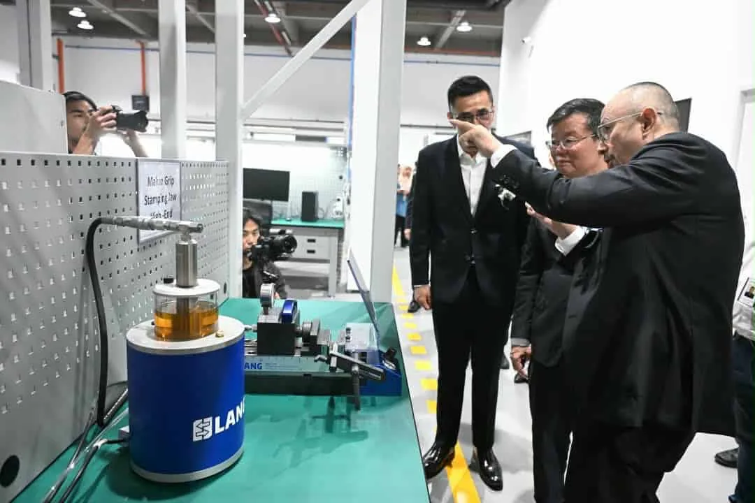 Chief Minister Chow Kon Yeow being shown workholding equipment on the machining floor at SkyGate NHJ Technology’s new plant in the Perai Free Industrial Zone. Photo: Muhammad Iqbal Hamdan/Buletin Mutiara